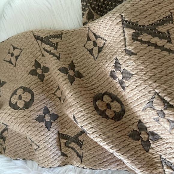 Louis Vuitton Echarpe Logomania Stole Wrap Muffler Wool/Silk Scarf. - Picture 12 of 15